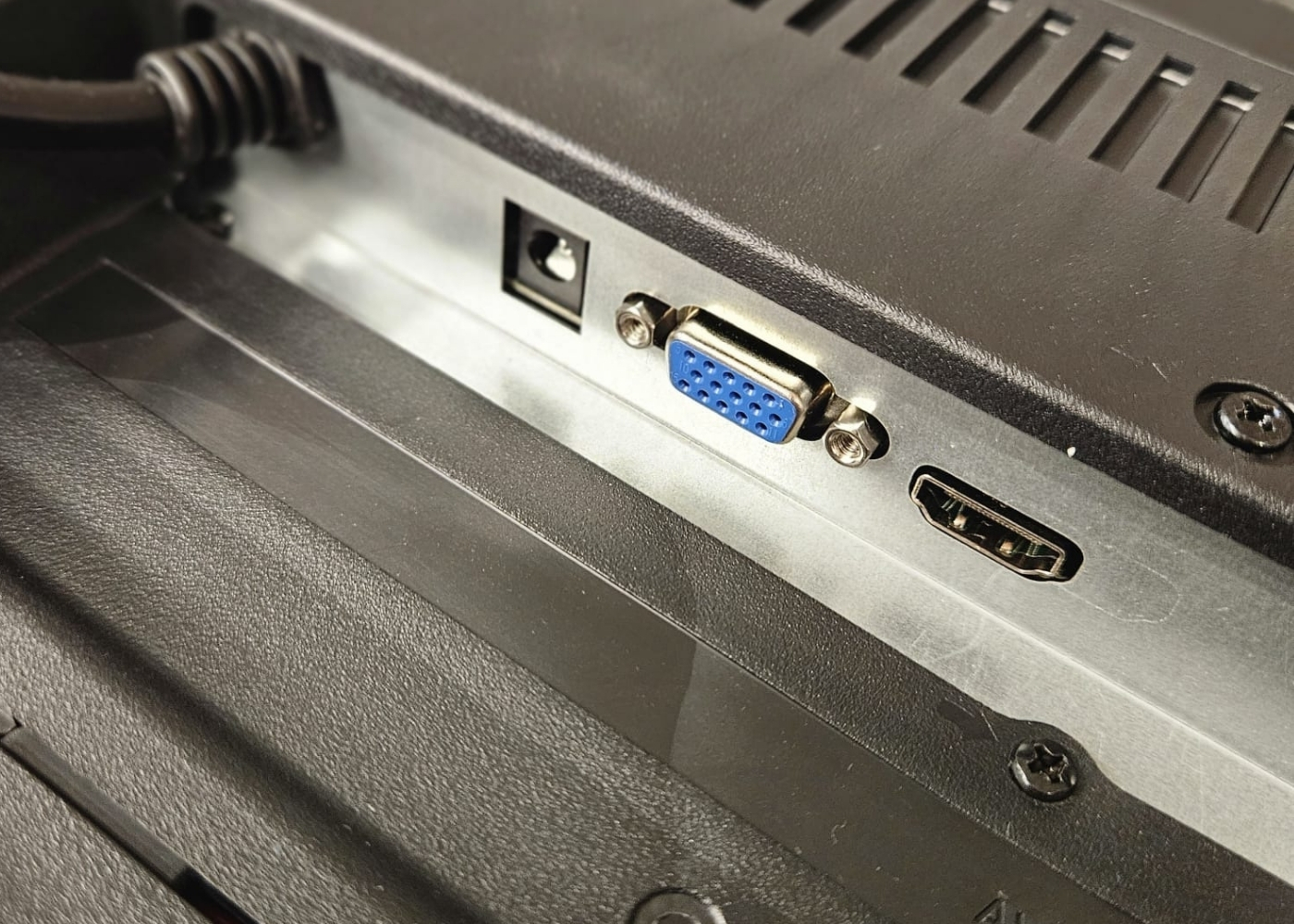Niandy 43 İnç HD Vga/hdmi Girişli Hoparlörlü Siyah Ekran Monitör